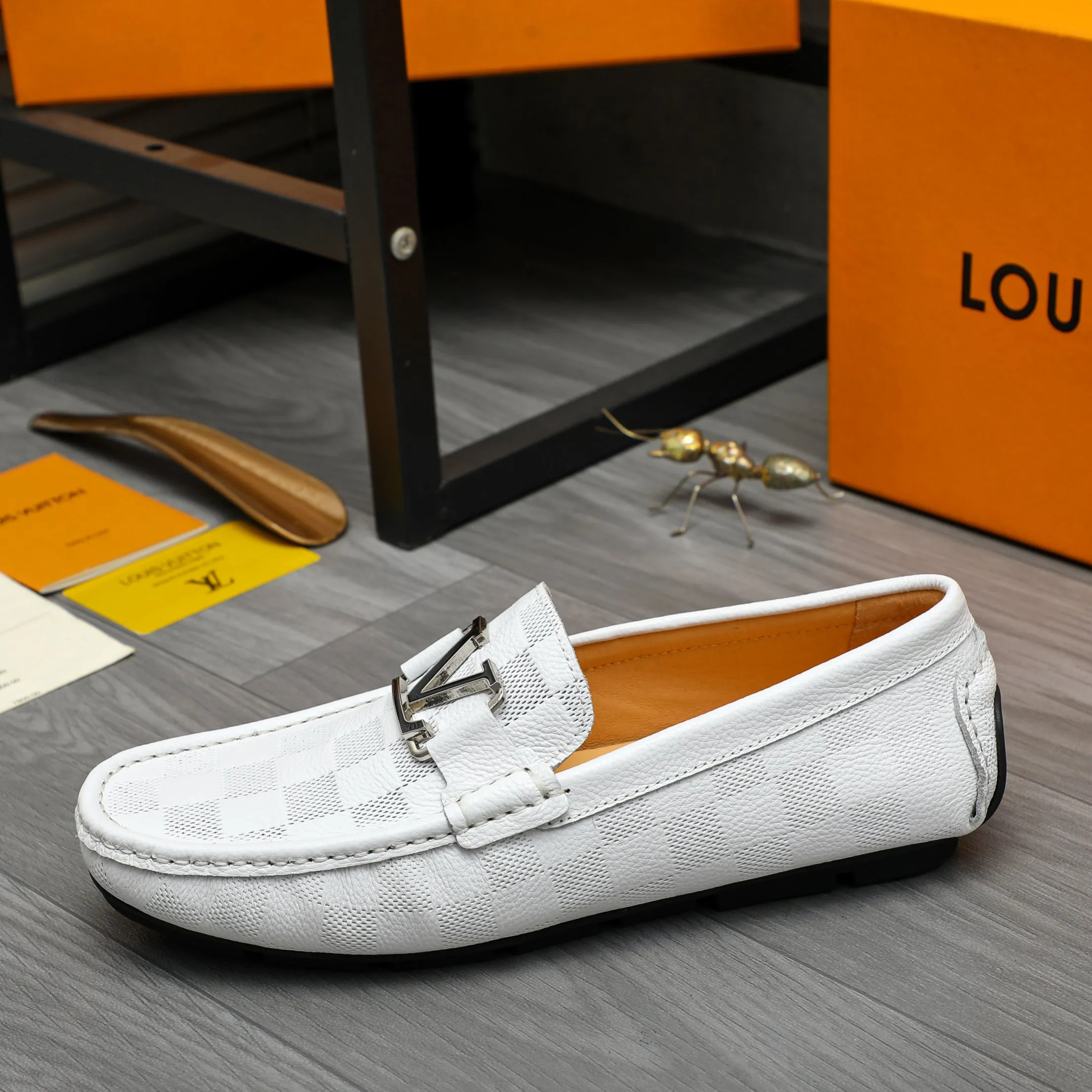 Men's shoes 💰p380 Product trademark: LV "Louis Vuitton" casual slip-on men's shoes Regular size: 38-45 Product materials: Selected classic embossed plaid upper, pigskin lining, rubber outsole